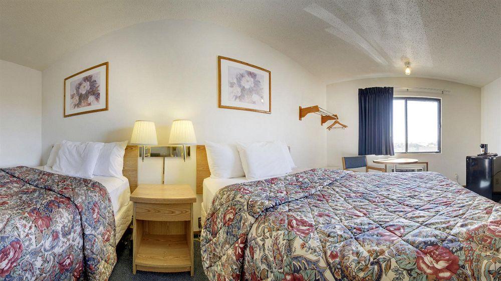 Super 8 By Wyndham Manhattan Ks Экстерьер фото