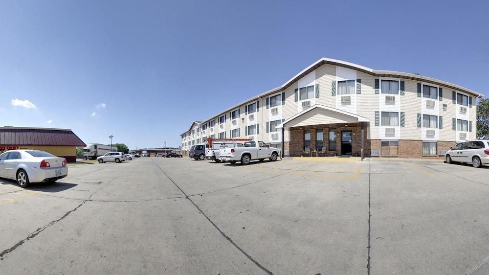 Super 8 By Wyndham Manhattan Ks Экстерьер фото