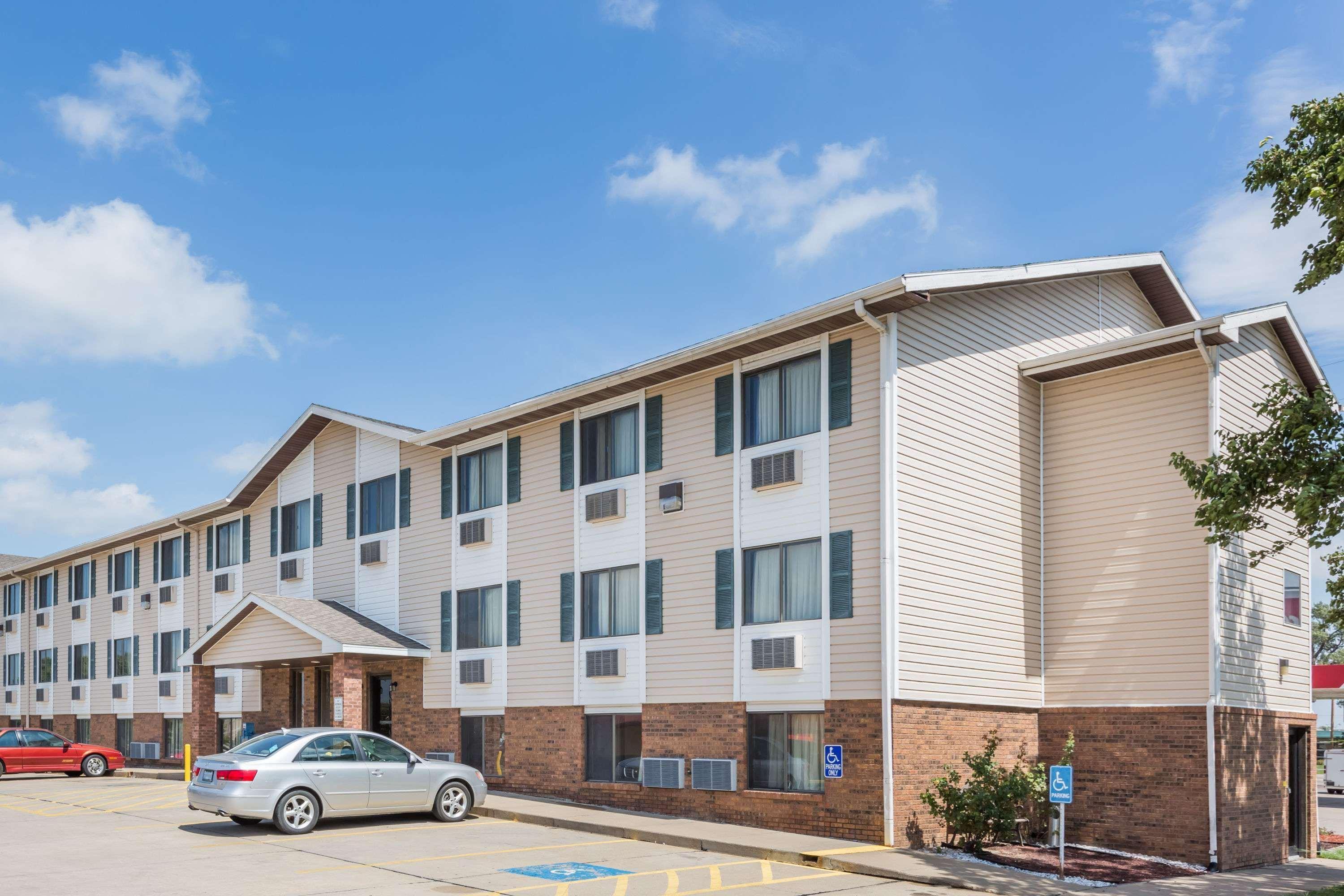 Super 8 By Wyndham Manhattan Ks Экстерьер фото