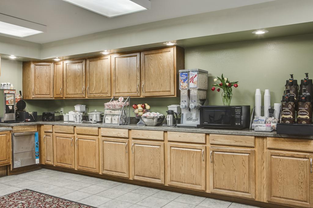 Super 8 By Wyndham Manhattan Ks Экстерьер фото
