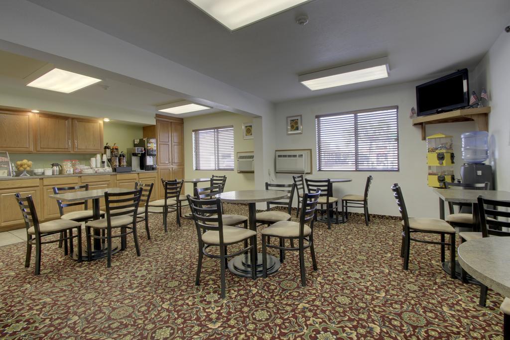 Super 8 By Wyndham Manhattan Ks Ресторан фото